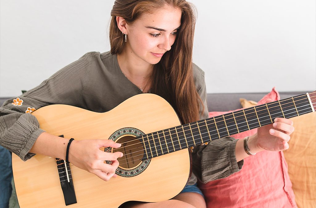 Como Tocar Violão de um Jeito Mais Fácil: Minueto.com explica: