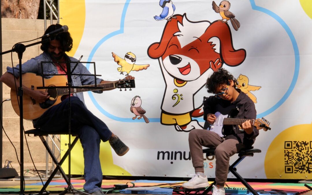 Por trás de uma aula de música encantadora existe uma escola que acompanha de perto